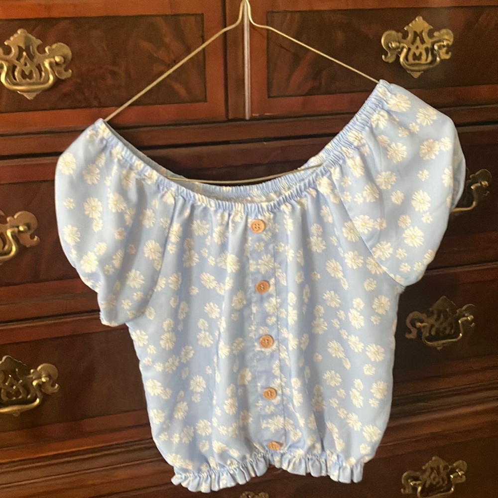 Cute sky blue spring top with flowers!